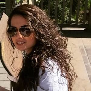 Meet your Posher, Yalda